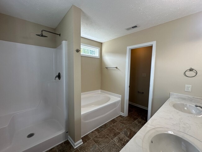 Building Photo - Beautiful 3 Bed 2.5 Bath Home with Spacious Fenced Yard