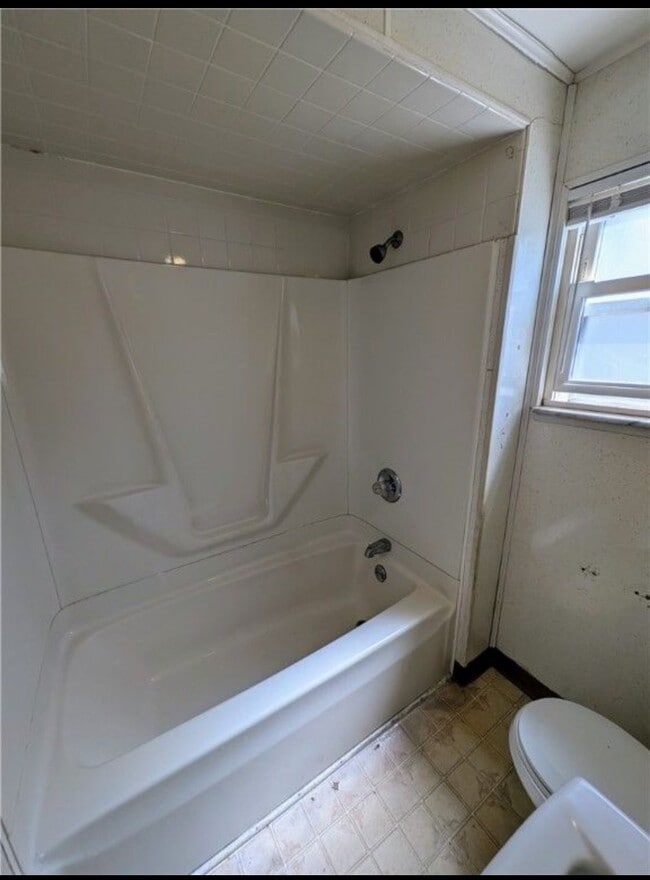 Building Photo - 1913 Evans Ave