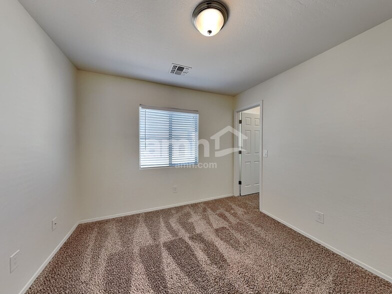 Building Photo - 4647 E Laurel Ave