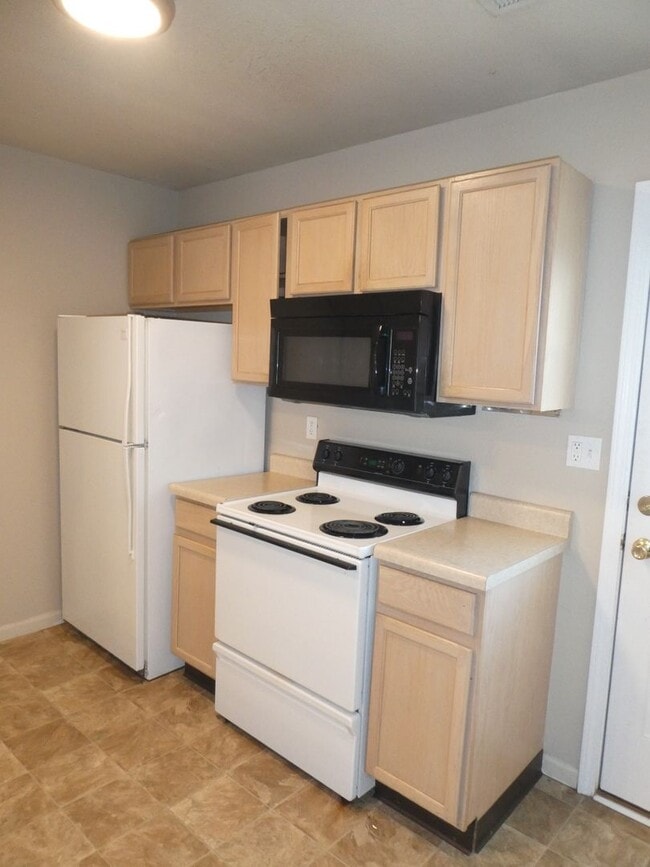 Building Photo - 1609-11 High Quest Circle