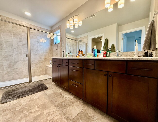 Building Photo - Beautiful Modern 3-Bedroom, 2.5 bath Townh...