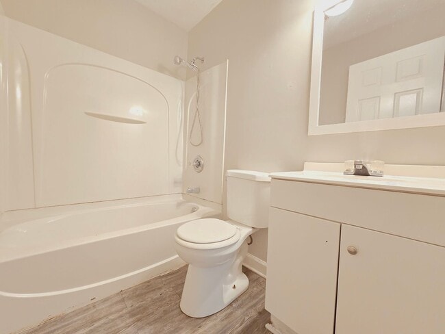 Building Photo - Two bedroom house in Churchill