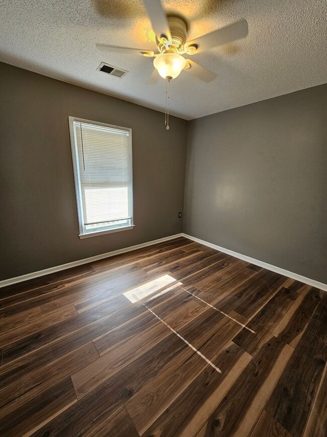 Building Photo - 2 BR 2 bath townhome