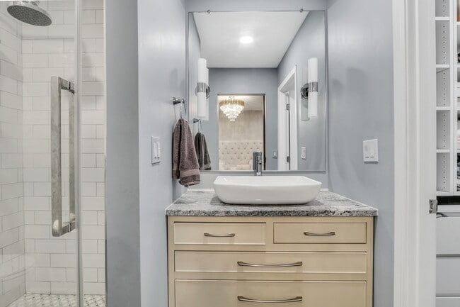 Building Photo - 658 White Ct