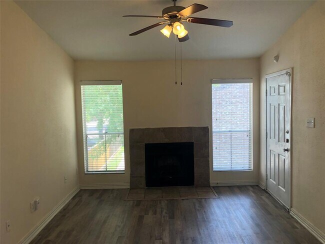 Building Photo - 3900 Woodchase Dr