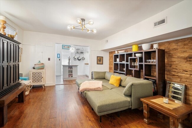 Building Photo - 237 Coming St