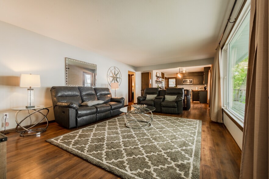Building Photo - 6806 Sunset Strip NW
