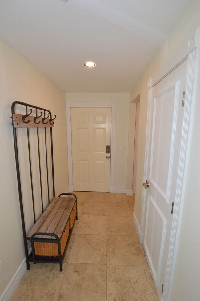 Building Photo - Beautiful and Bright Furnished, 1 Bd / 1 Ba  Condo w/ Pool View