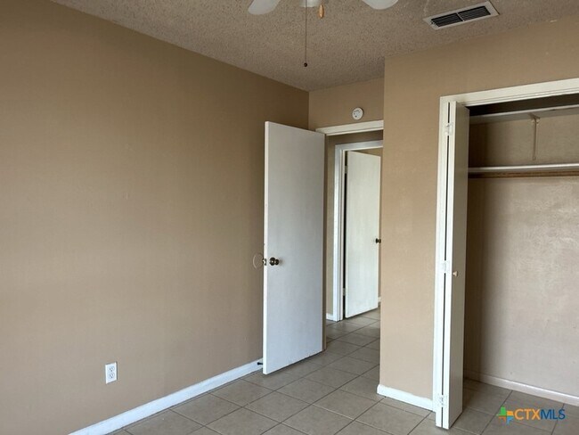 Building Photo - 2404 Carnation Dr