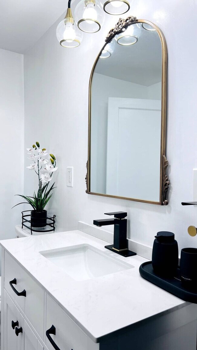 Building Photo - 21 Bullocks Point Ave