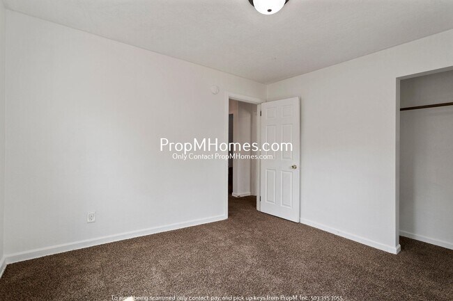 Building Photo - Three Bedroom Cottage in NE Salem!