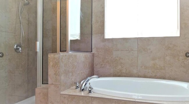 Building Photo - 704 Carillion Dr