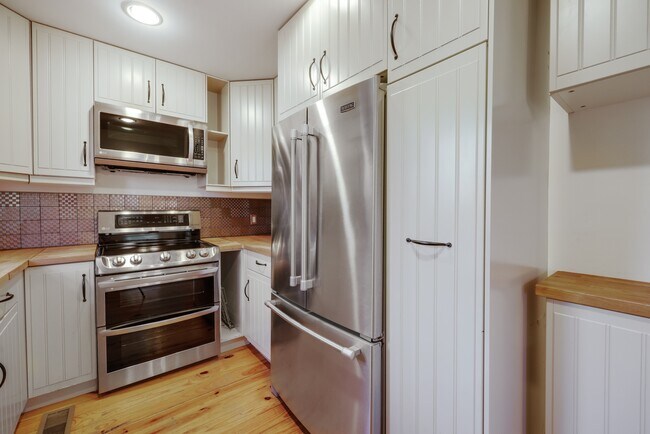 Building Photo - 145 Hendrix Ave