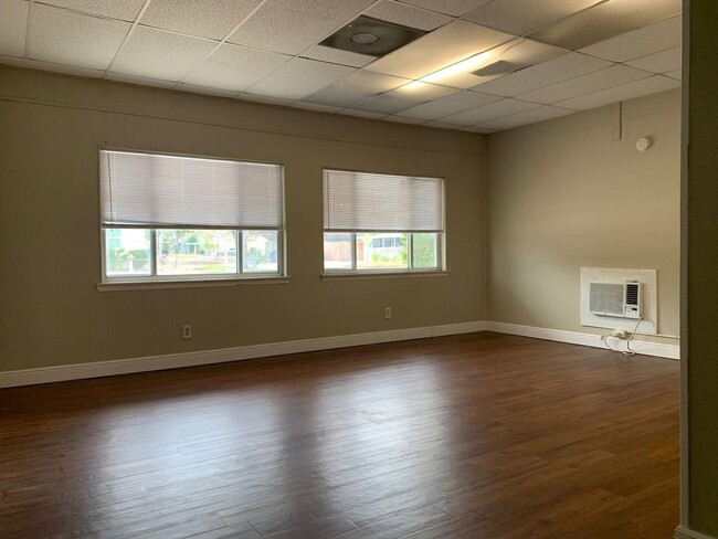 Building Photo - 4 Bedroom 2 Bath Spacious Home