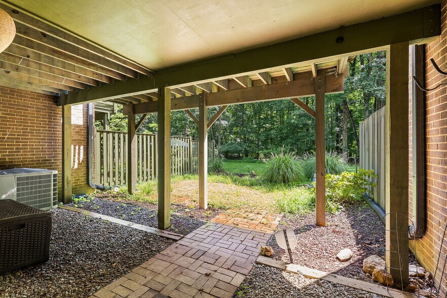 Building Photo - 2210 Glencourse Ln