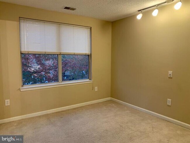 Building Photo - 10010 Vanderbilt Cir