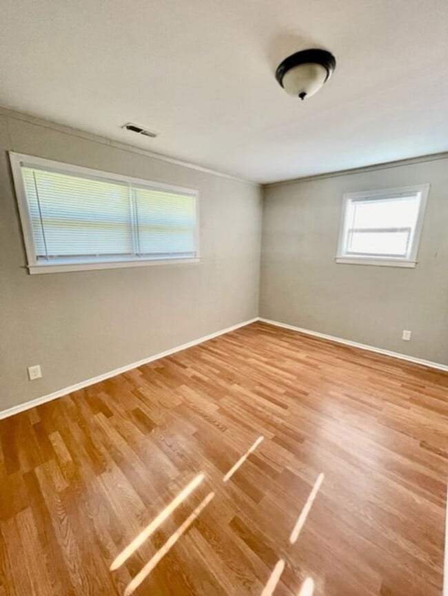 Building Photo - Adorable 3 bedroom 2 bath Ranch style home...