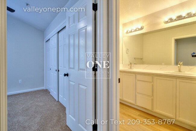 Building Photo - Rare vacancy opportunity in Turlock's finest and most desirable townhome complex!