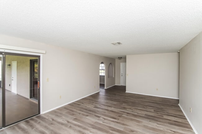 Building Photo - 409 Santa Martia St SW
