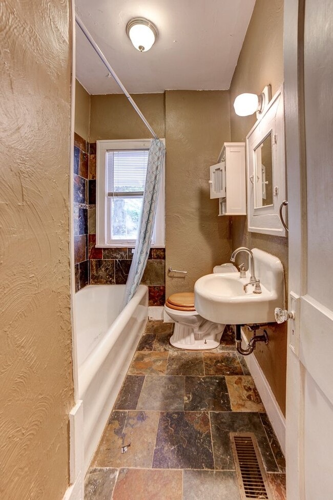 Building Photo - 2 Bed | 1.5 Bath in Midtown close to Utica Square & Cherry St!