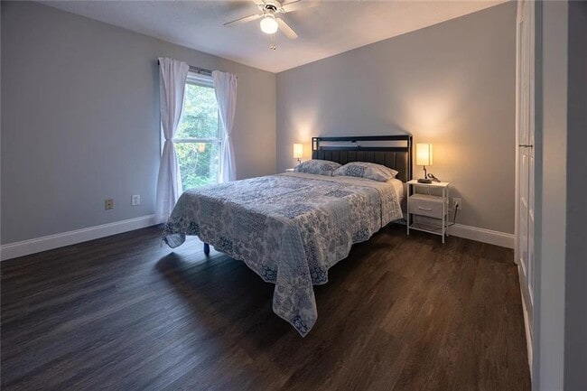 Building Photo - 4984 Meadow Ln