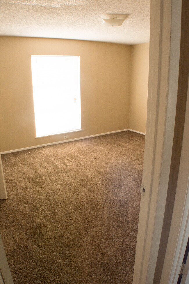 Building Photo - Spacious Southside Aparments!