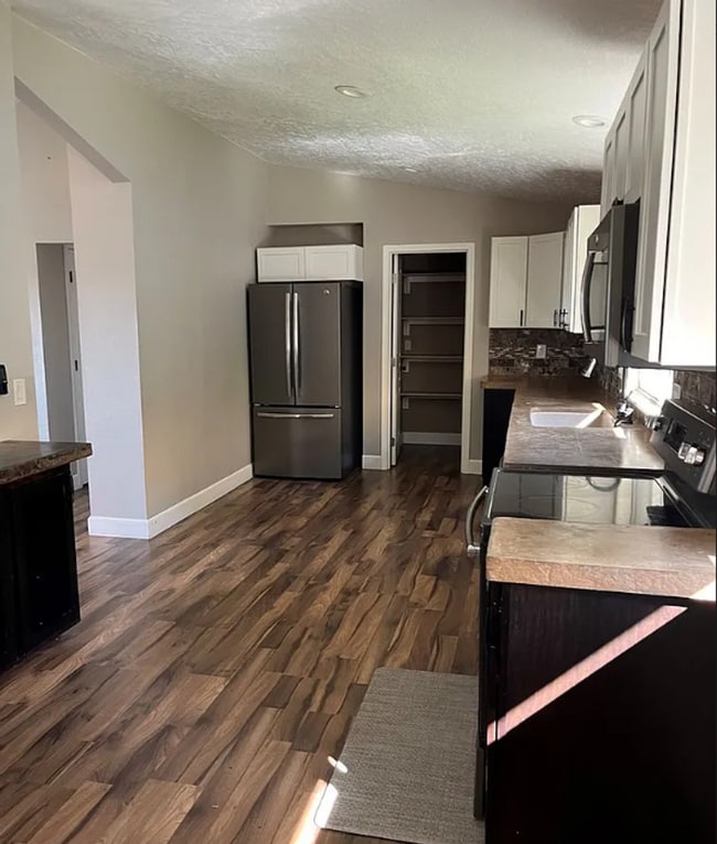 Building Photo - 4 Bedroom, 3 Bathroom Home - Located in Moyina Heights!