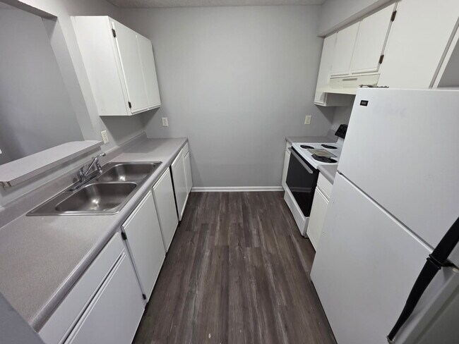Building Photo - 41 Pine Dr
