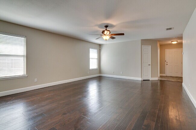 Building Photo - "Beautiful 3-Bedroom, 2-Bath Home with Ope...