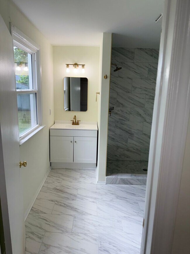 Building Photo - Beautiful renovated 3 bedroom 2 full bath ...