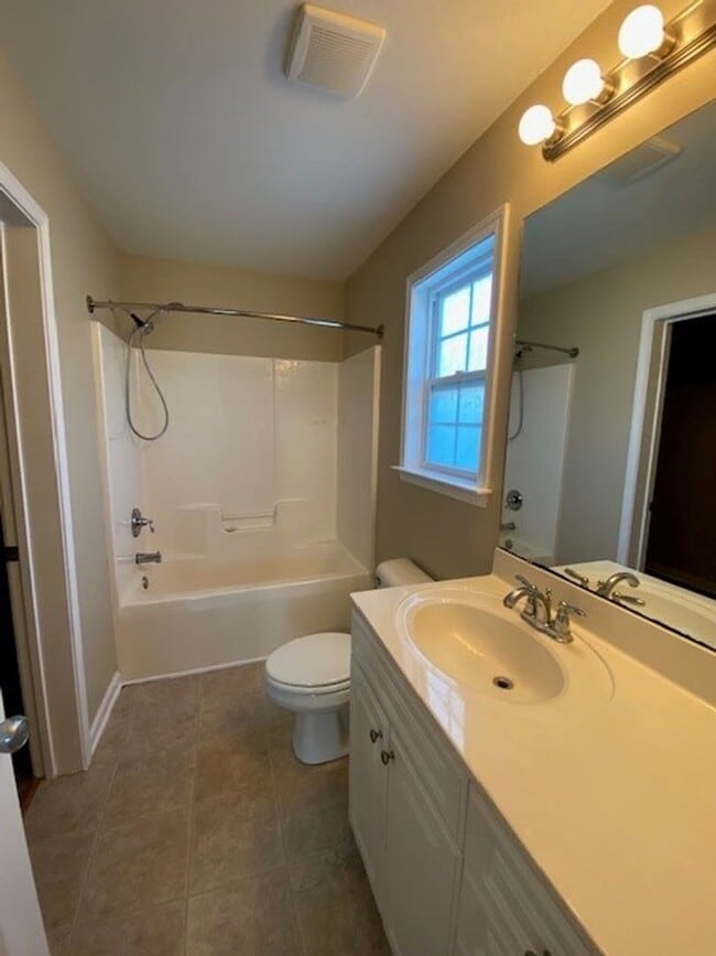 Building Photo - Charming 3 bedroom 2 bath home in Windsor park