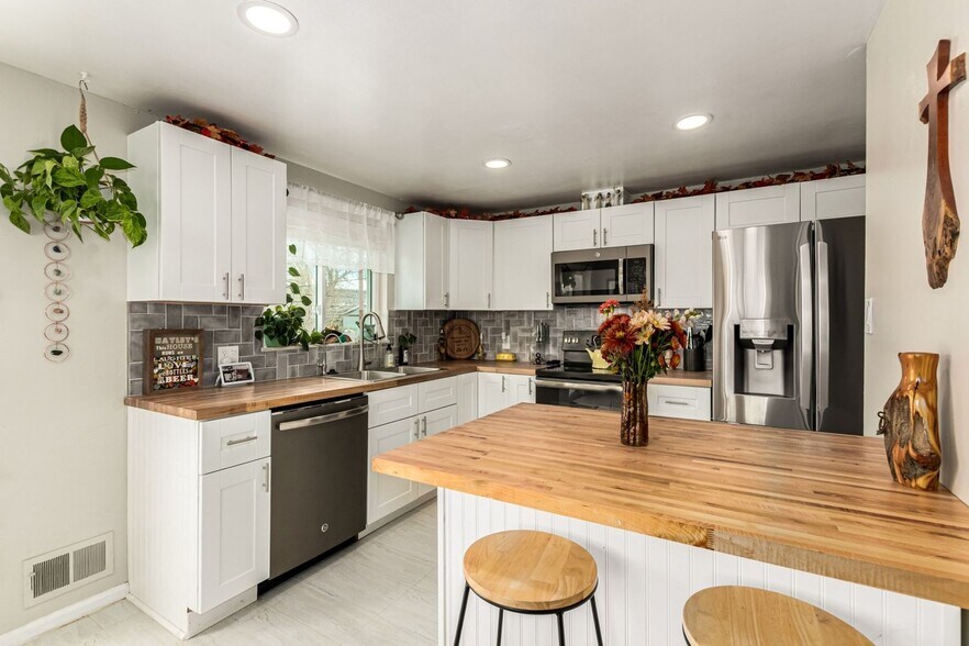 Building Photo - 11487 Larson Ln