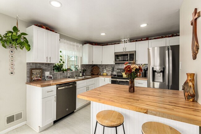 Building Photo - 11487 Larson Ln