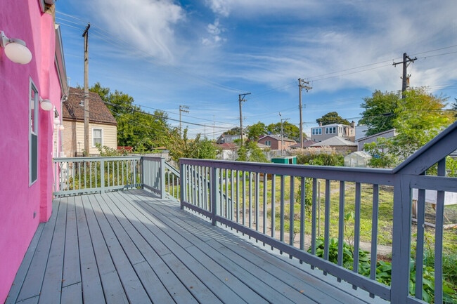 Building Photo - 3247 S Oakley Ave