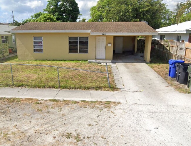 Building Photo - Large 4-3 in Wilton Manors