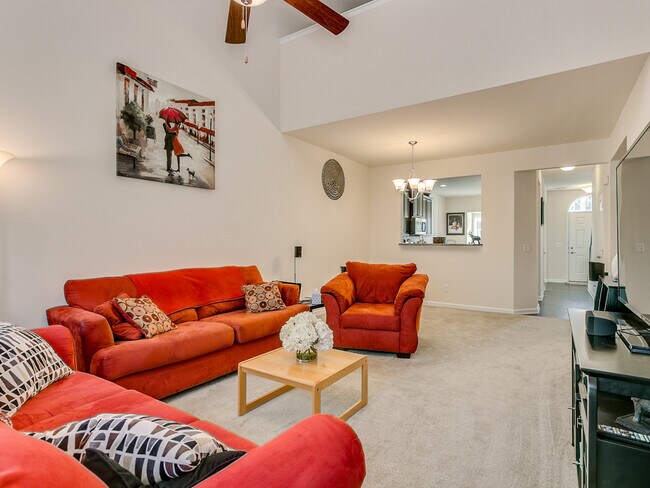 Building Photo - Lovely 3 Bedroom 2.5 Bath Townhouse, Easy ...