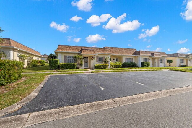 Building Photo - "Spacious 2-Bed, 2-Bath Condo Oasis in Prime Clearwater Location – 55+ COMMUNITY