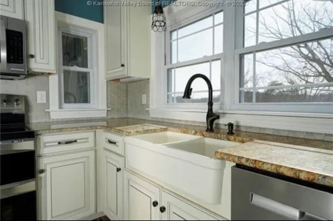 Building Photo - 204 Angel Terrace