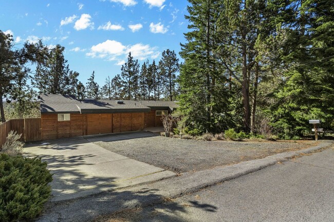 Primary Photo - 4 Bed 2 Bath West Hills Bend Oregon