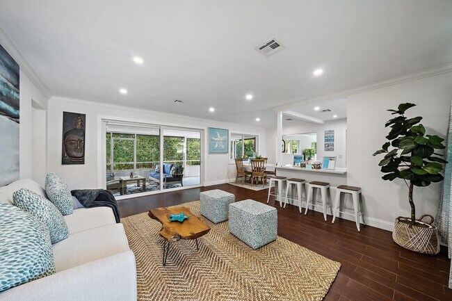 Building Photo - 722 SW 25th Pl