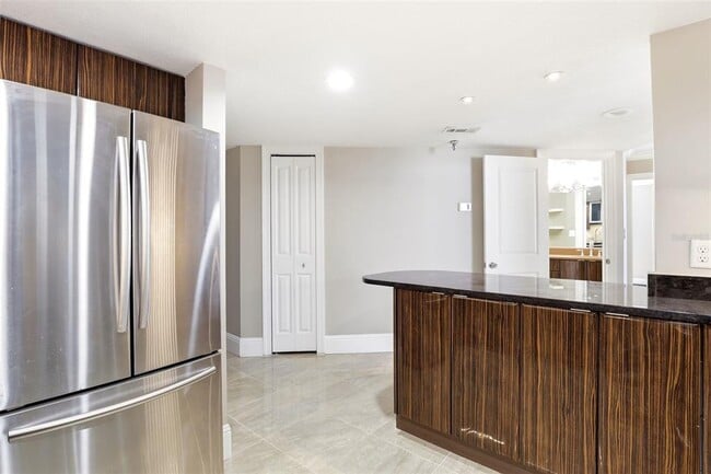 Building Photo - 400 E Colonial Dr