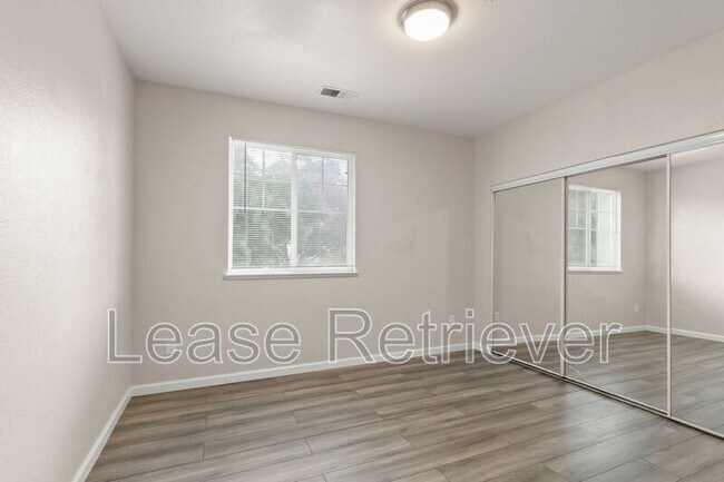 Building Photo - 4244 Lindsey Ln