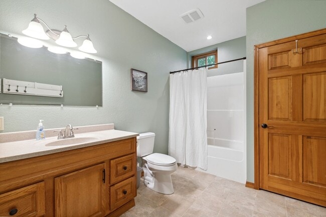 Building Photo - Available For Rent Mid October! 5-bedroom,...