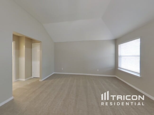 Building Photo - 352 Meadow Park