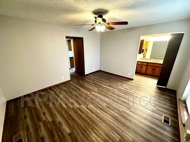 Building Photo - 2813 Greenfield Dr
