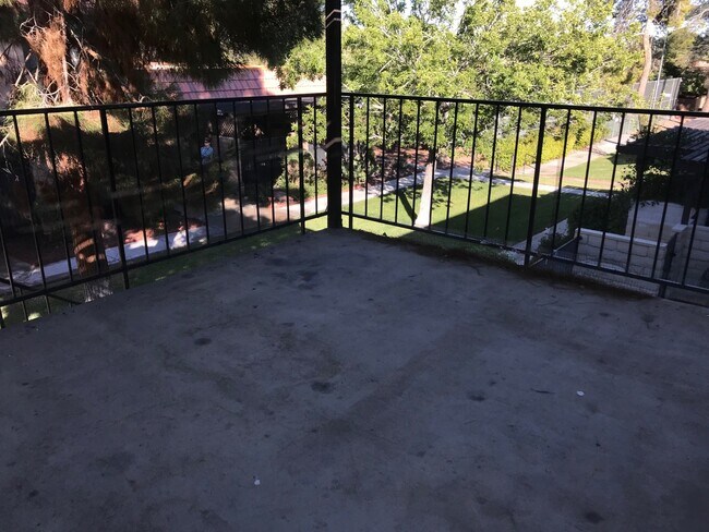 Building Photo - BEAUTIFUL 2 BEDS 1 1/2  BATHROOM APARTMENT