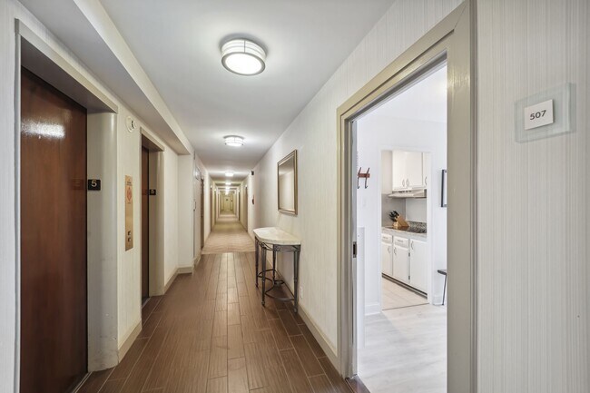 Building Photo - Stunning 1 BR/1 BA Condo in Southwest Wate...