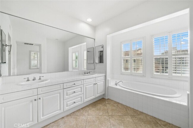 Building Photo - 236 Terra Cotta