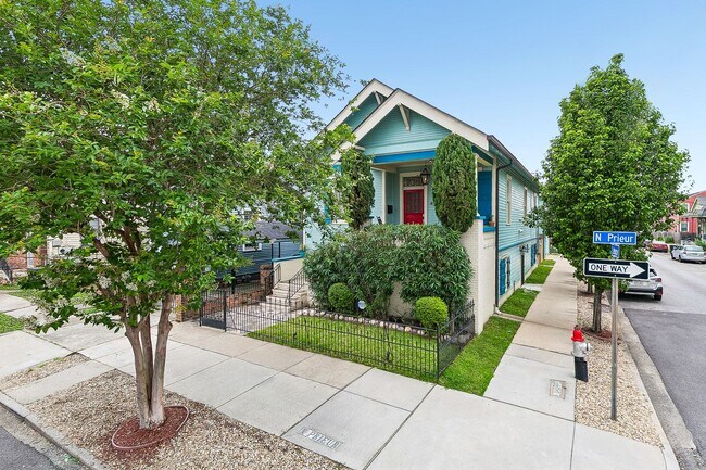 Building Photo - Gorgeous 3BD/3BA with Courtyard