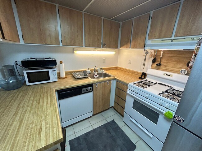 Building Photo - Fully furnished 1 bedroom w/ parking near Hawaii Convention Center, Ala Moana Shopping Center and...